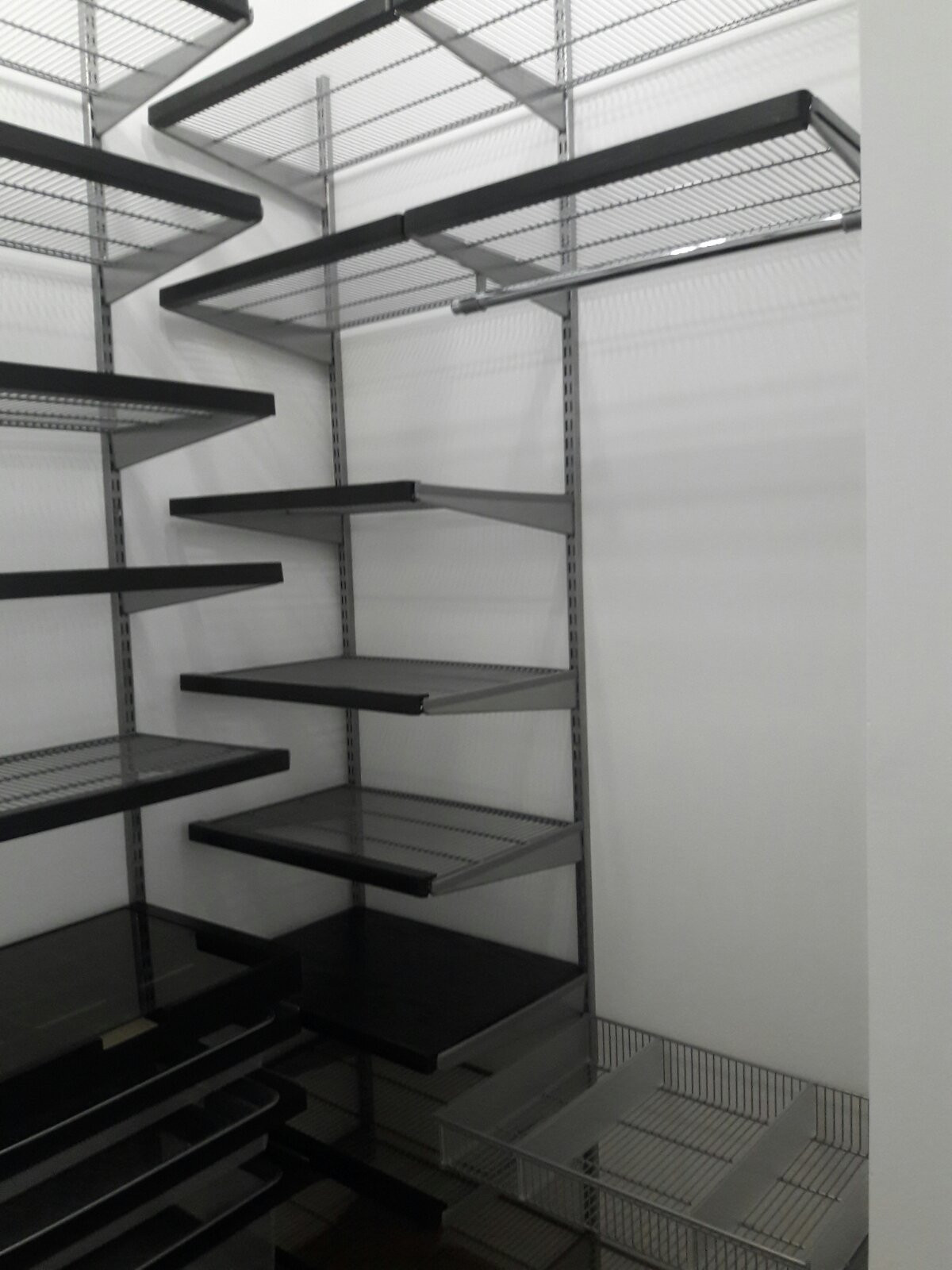 Гардеробная в сером и черном металле