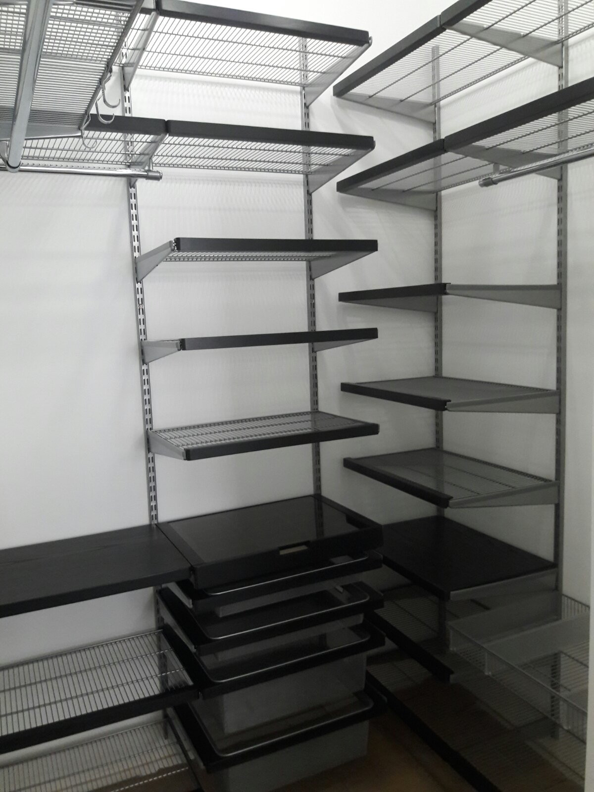 Гардеробная в сером и черном металле