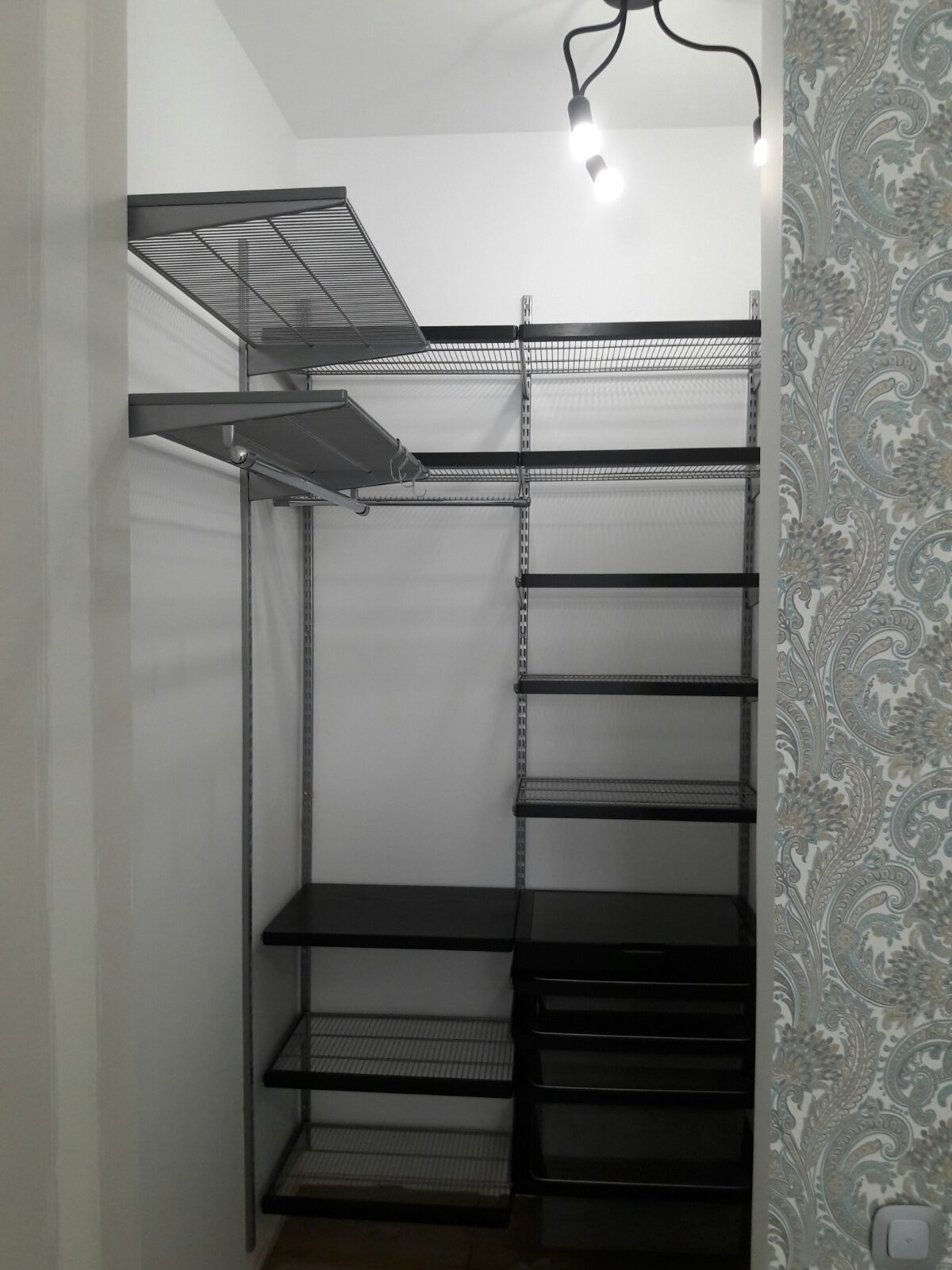 Гардеробная в сером и черном металле